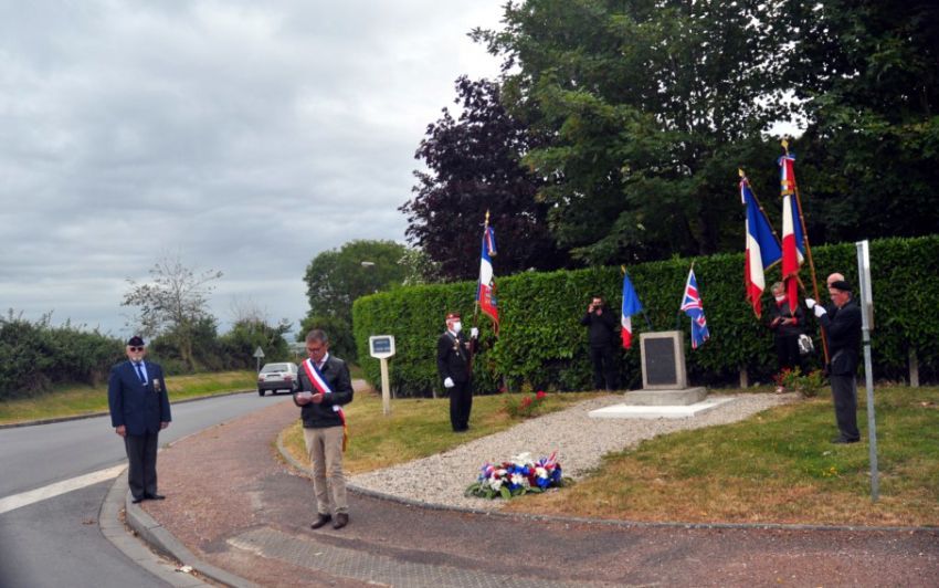 76ème devant la mairie